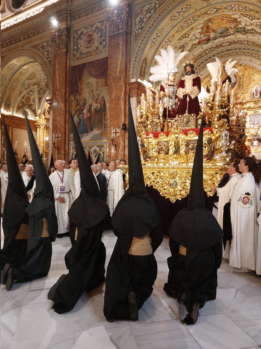 Hdad_Macarena's tweet photo. Como es tradición en la noche del Jueves Santo, hermanos de la querida @HdadGranPoder vienen a la Basílica para solicitar la venia a nuestra Hermandad.

#MadrugáMacarena https://t.co/YQ7TgylDBM