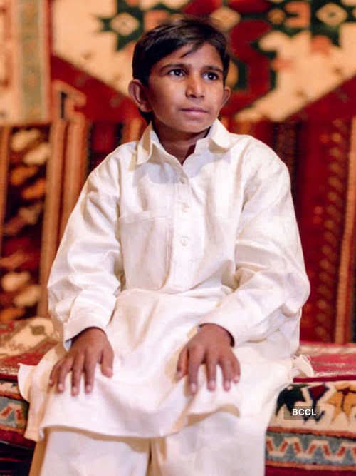 30 anni fa, il 16 aprile 1995, viene ucciso, a soli 12 anni un bambino pakistano: Iqbal Masih.
Ma perché uccidere un bambino? Perché Iqbal è molto di più di un ragazzino: operaio prima, sindacalista e attivista poi, è diventato un simbolo della lotta contro il lavoro infantile.⬇️