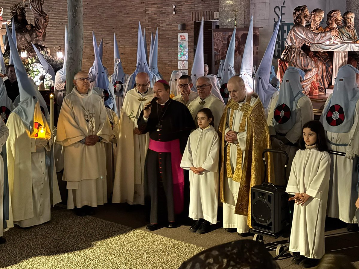 DiocesisVitoria's tweet photo. J UEVES SANTO ⚪️ | Sale por las calles de #VitoriaGasteiz la #ProcesiónDelSilencio, recordando el #JuevesSanto desde la parroquia de Nª Sª de los Desamparados.
[HILO] https://t.co/Hzy75wQbOB