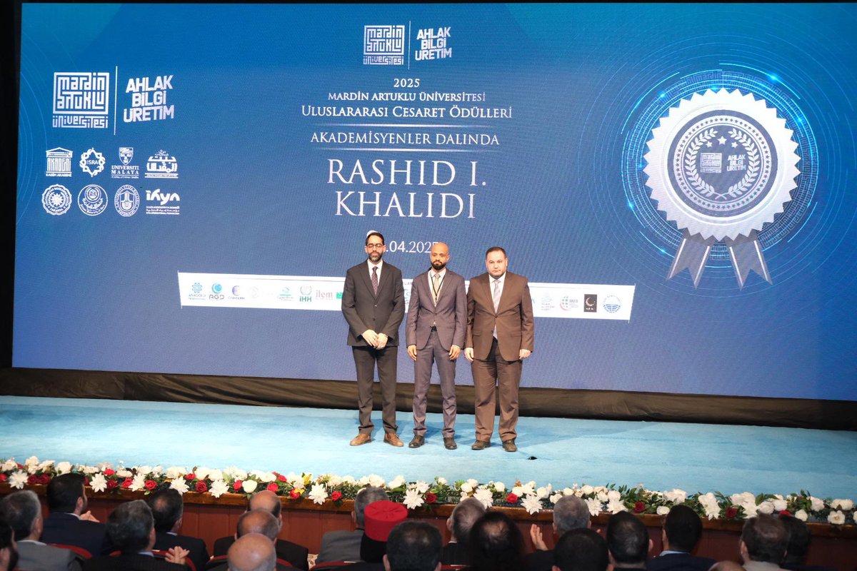 MID (@midorgtr) on Twitter photo Artuklu Üniversitesi’nin düzenlediği Cesaret Ödülleri’nde ödül almaya hak kazanan Prof. Dr. Rashid I. Khalidi’ye ödülünü Genel Direktörümüz <a href="/celaleddindrn/">Celaleddin Duran</a> ve İHYA Derneği Mütevelli Heyeti Başkanı İsa Ahmed takdim etti. Khalidi adına ödülü Akademisyen Sadık Şehidoğlu aldı. Artuklu Üniversitesi’nin düzenlediği Cesaret Ödülleri’nde ödül almaya hak kazanan Prof. Dr. Rashid I. Khalidi’ye ödülünü Genel Direktörümüz <a href="/celaleddindrn/">Celaleddin Duran</a> ve İHYA Derneği Mütevelli Heyeti Başkanı İsa Ahmed takdim etti. Khalidi adına ödülü Akademisyen Sadık Şehidoğlu aldı.