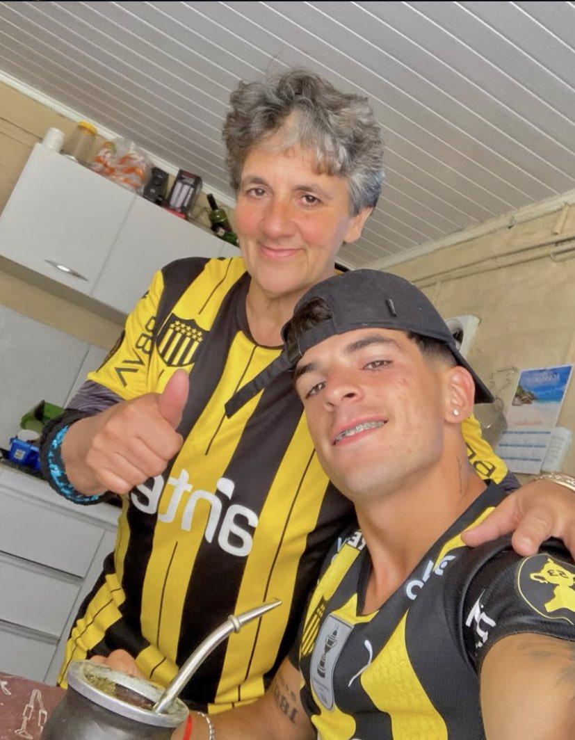 Mucha fuerza Santi Homenchenko en este muy duro momento, sin duda que nos hace mierda a todos.

Después de tanto lucharla, hoy su madre partió hacia otro plano. No quedan otras palabras que desearle todas las fuerzas del mundo. Abrazo apretado carbonero.