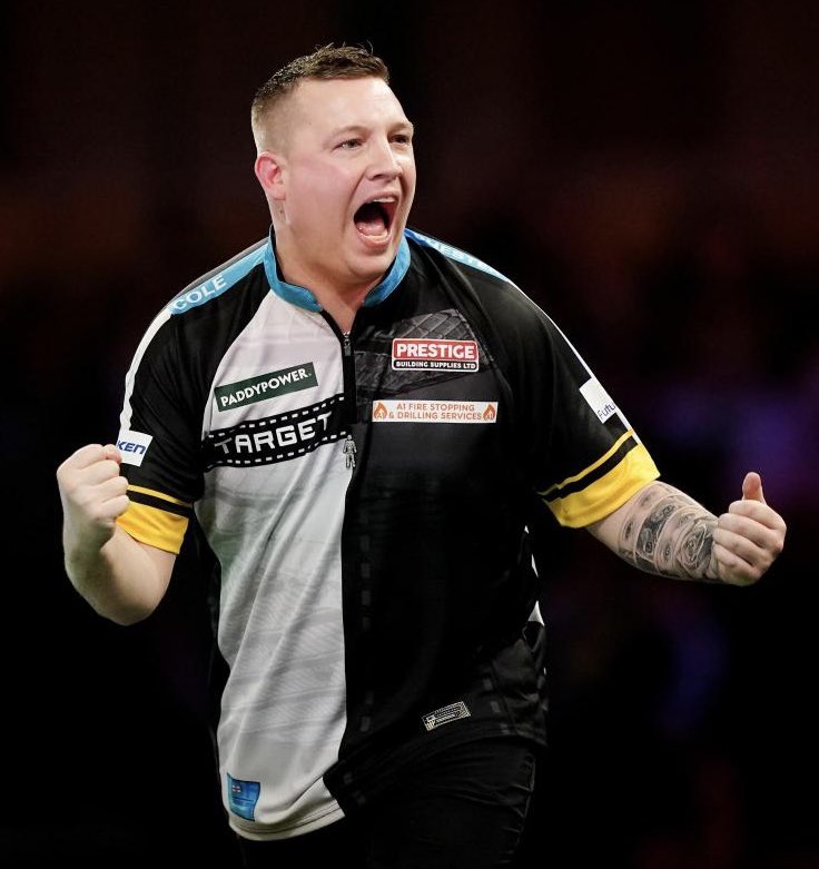 DartsBehindThe's tweet image. 𝗖𝗛𝗥𝗜𝗦 𝗗𝗢𝗕𝗘𝗬 𝗜𝗦 𝗧𝗛𝗘 𝗖𝗛𝗔𝗠𝗣𝗜𝗢𝗡 🎯🔥🏆

Chris Dobey wins Night 1️⃣1️⃣ of the Premier League after seeing off Stephen Bunting 6-2 in the final in Rotterdam 🥇