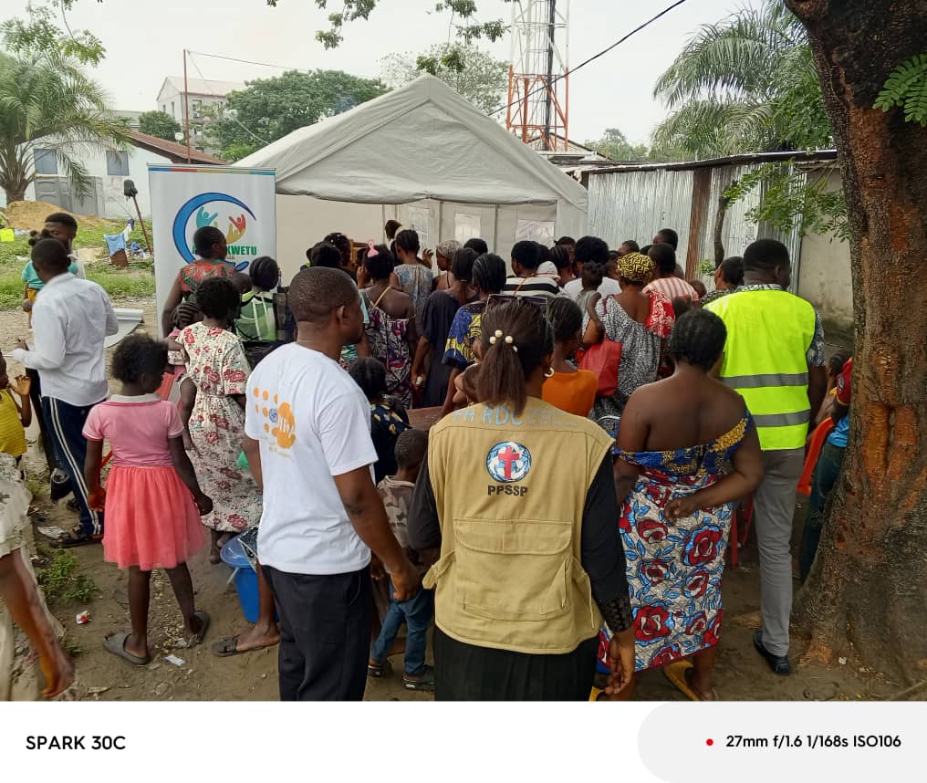 INONDATIONS DE LA RIVIÈRE NDJILI :
Réception par le coordonnateur de la coalition des ONGs membres du GT SSR-NATIONAL des médicaments essentiels de la part de <a href="/MdM_France/">Médecins du Monde</a> ( don)pour la riposte rapide à la SR au profit des sinistres.
<a href="/achubecky/">Achu lordfred</a> <a href="/UNFPARDC/">UNFPA-RDC</a> <a href="/pierrotmbela/">Pierrot</a> <a href="/madybiaye1/">Mady Biaye</a>