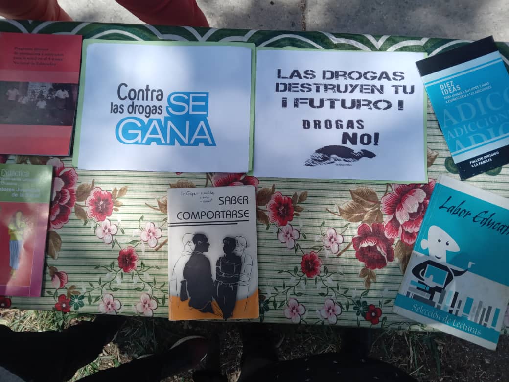 Se desarrollan en #LaHabanaDeTodos, exposiciones y actividades educativas con proyectos comunitarios, como parte de las acciones al enfrentamiento al tráfico y consumo de drogas.
#ContraLasDrogasSeGana
#LaHabanaViveEnMí