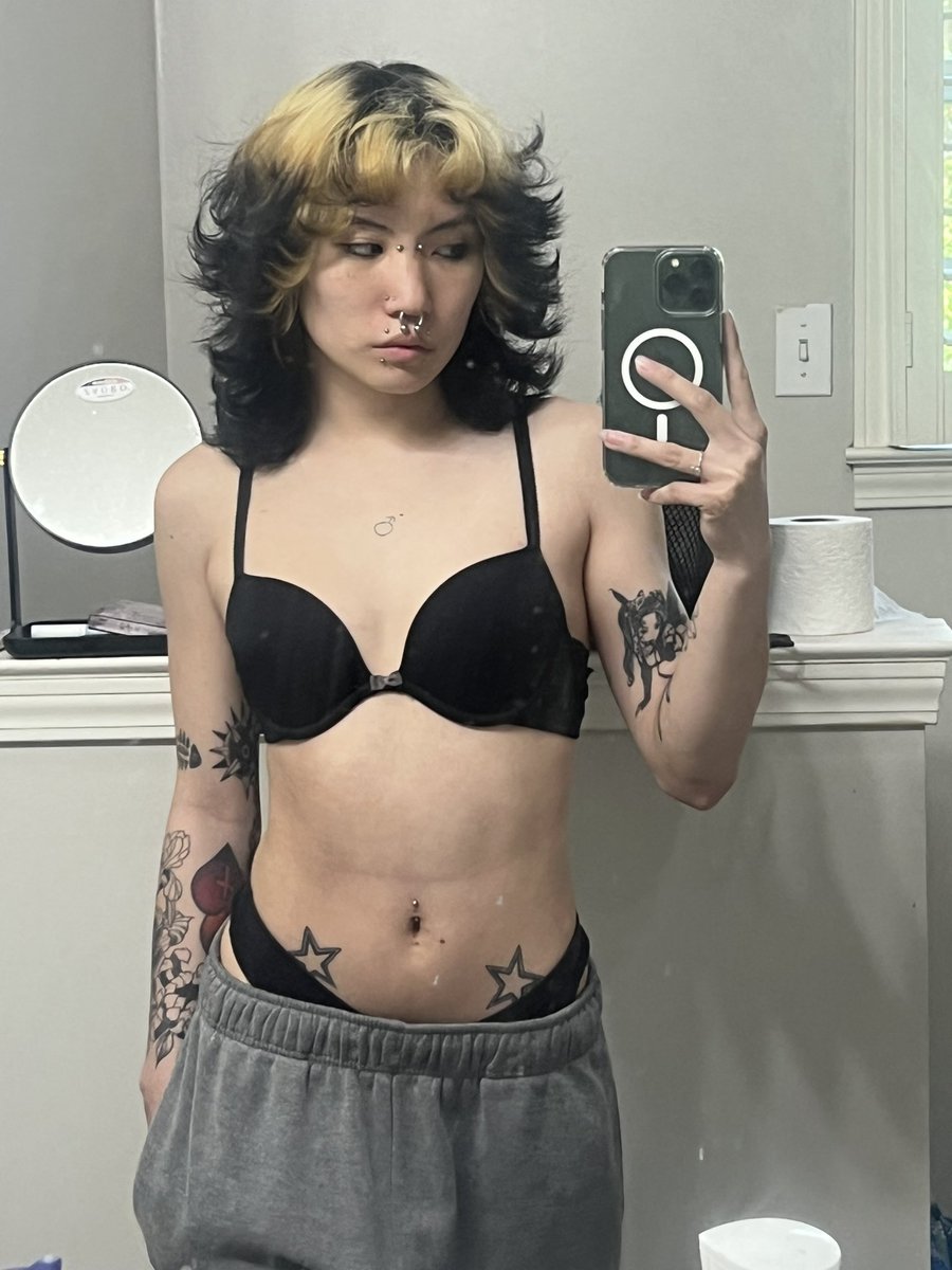 bugpin7rl's tweet photo. Tboy with boobs award goes to https://t.co/ZnWaJgpLR7