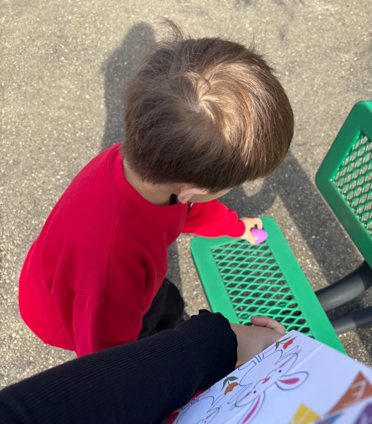 Students in Miss Smith’s K-2 class at Broadway Elementary had an egg-cellent time during their Easter Egg Hunt! After the hunt, they had a blast exploring the surprises in their Easter baskets—especially the fun glasses!