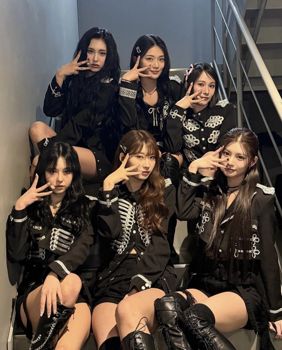 ctrlglow's tweet image. Yue Hua Entertainment’s CEO Du Hua said that EVERGLOW haven’t been paid in all their 6 years as a group due to them not being able to return the investment…?

4 ways Yue Hua has inhibited the success of EVERGLOW compared to their musical counterparts, and why Du Hua is a liar