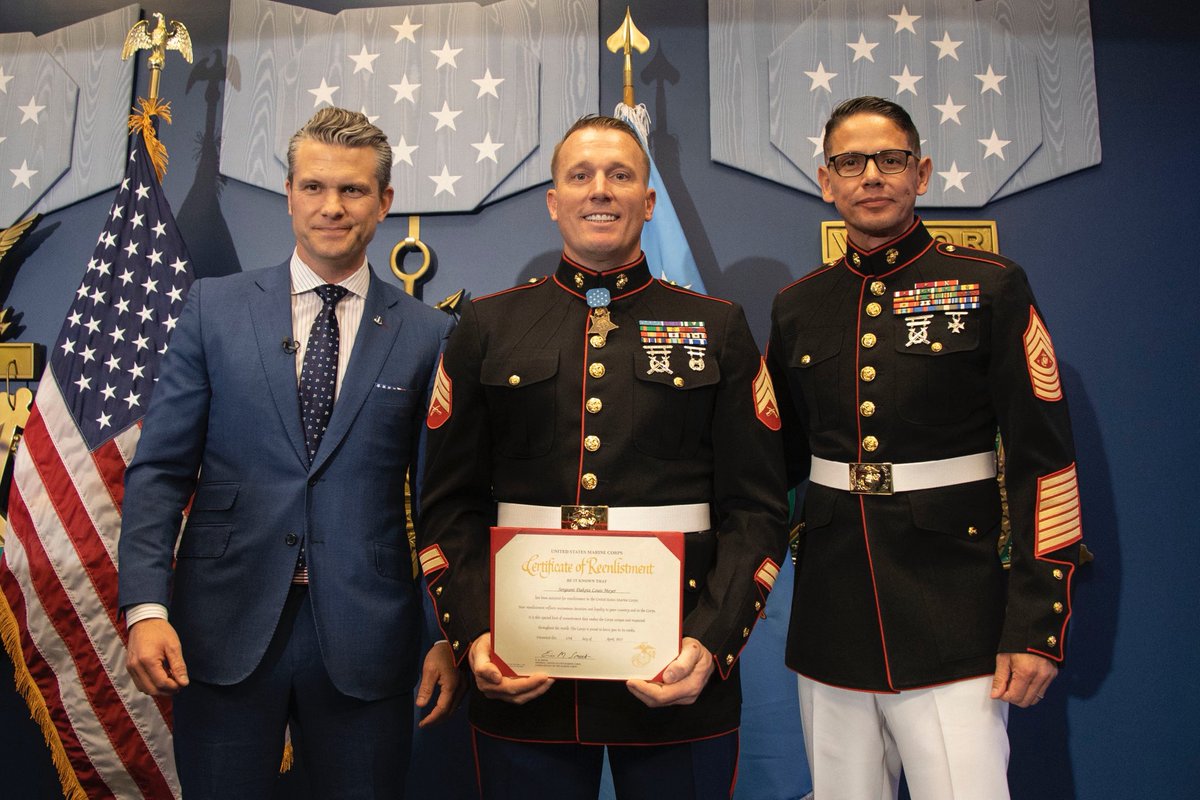 USMCSgtMaj's tweet photo. Today #MedalOfHonor recipient Sgt. @Dakota_Meyer raised his right hand and once again took the sacred Oath of Enlistment. It was my distinct honor to stand with him and read his Certificate of Reenlistment, signifying his official return to the @marines.
#Marines #USMC #Reenlist https://t.co/LKigKuQfhO