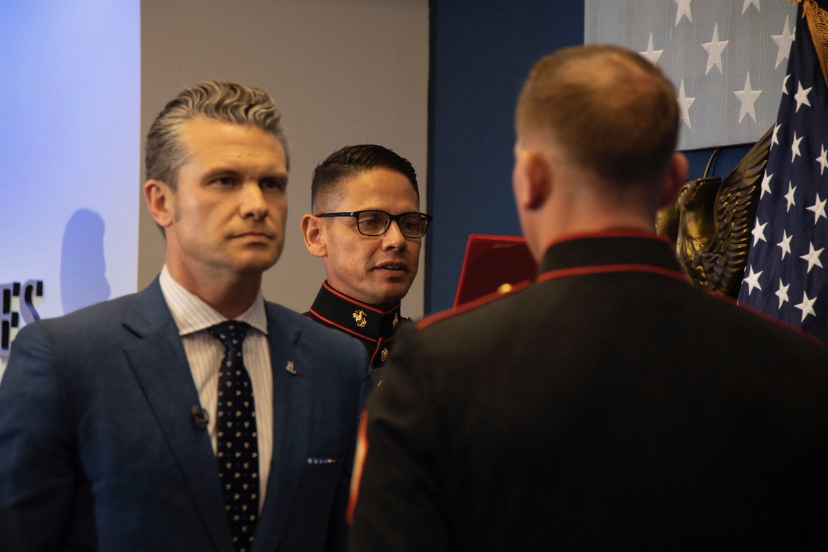 USMCSgtMaj's tweet photo. Today #MedalOfHonor recipient Sgt. @Dakota_Meyer raised his right hand and once again took the sacred Oath of Enlistment. It was my distinct honor to stand with him and read his Certificate of Reenlistment, signifying his official return to the @marines.
#Marines #USMC #Reenlist https://t.co/LKigKuQfhO