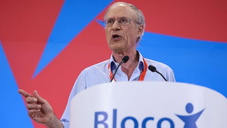 BlocoDeEsquerda's tweet photo. Pedro Nuno Santos diz para não votar no Bloco de Esquerda em Braga, Aveiro e Santarém. 

Se o Bloco eleger um em Braga é este // Se o PS eleger mais um em Braga é este.

Votar é escolher. https://t.co/MedRX5BLlU