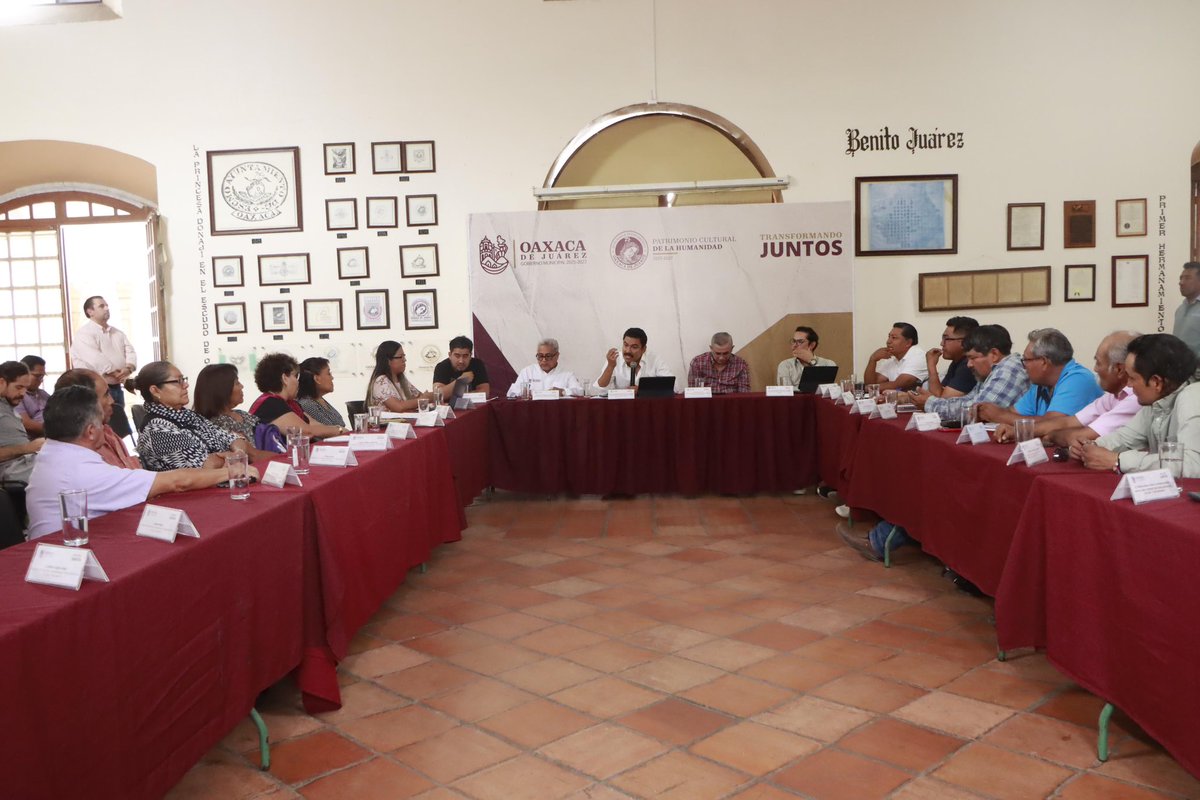noejaracruz's tweet photo. Hoy me reuní con pensionadas y pensionados de Oaxaca de Juárez para escuchar sus inquietudes y reafirmar nuestro compromiso de respetar sus derechos y atender sus planteamientos de manera directa.

Reconocemos su trayectoria y la enorme aportación que han hecho al desarrollo de nuestra capital. Sigamos construyendo un gobierno cercano, que escucha y trabaja con todas y todos. 🤝✨

#GobiernoCercano #DerechosDeLasPersonasMayores #OaxacaDeJuárez