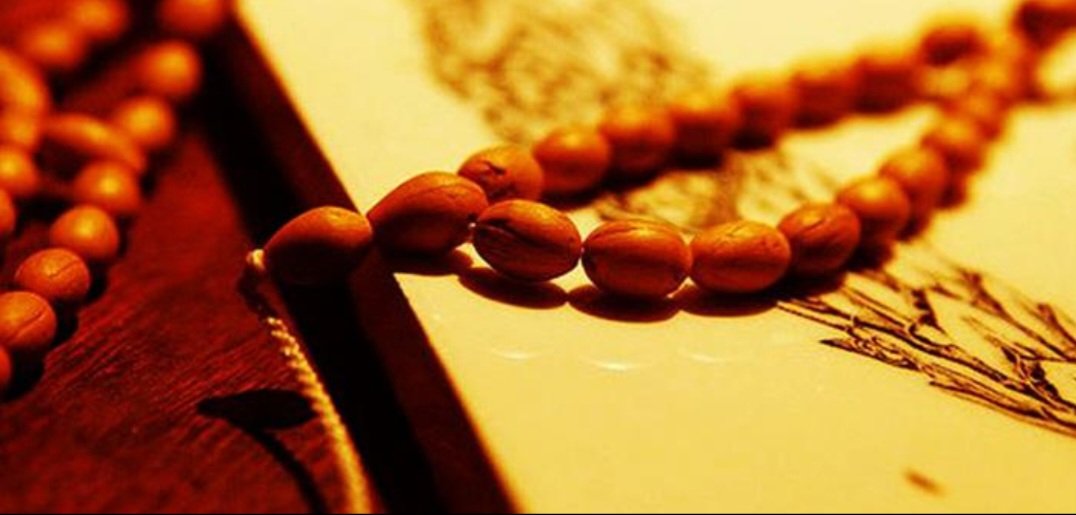 Edep..
Edepsizlerin edepsizliğine,
Sabretmektir.

Sabır da;
Sadece..
Allah'ın duyduğu,
Bir Duâ'dır.

Selam ve Duâ ile...

#HayırlıCumalar 

_  _  _