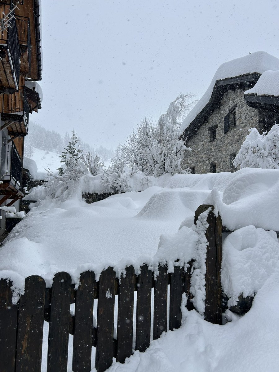 Historic snow storm hit Val D’Isere today and I was here for it. Have never seen snow like it! Feeling thankful to witness such a beautiful scene ❄️