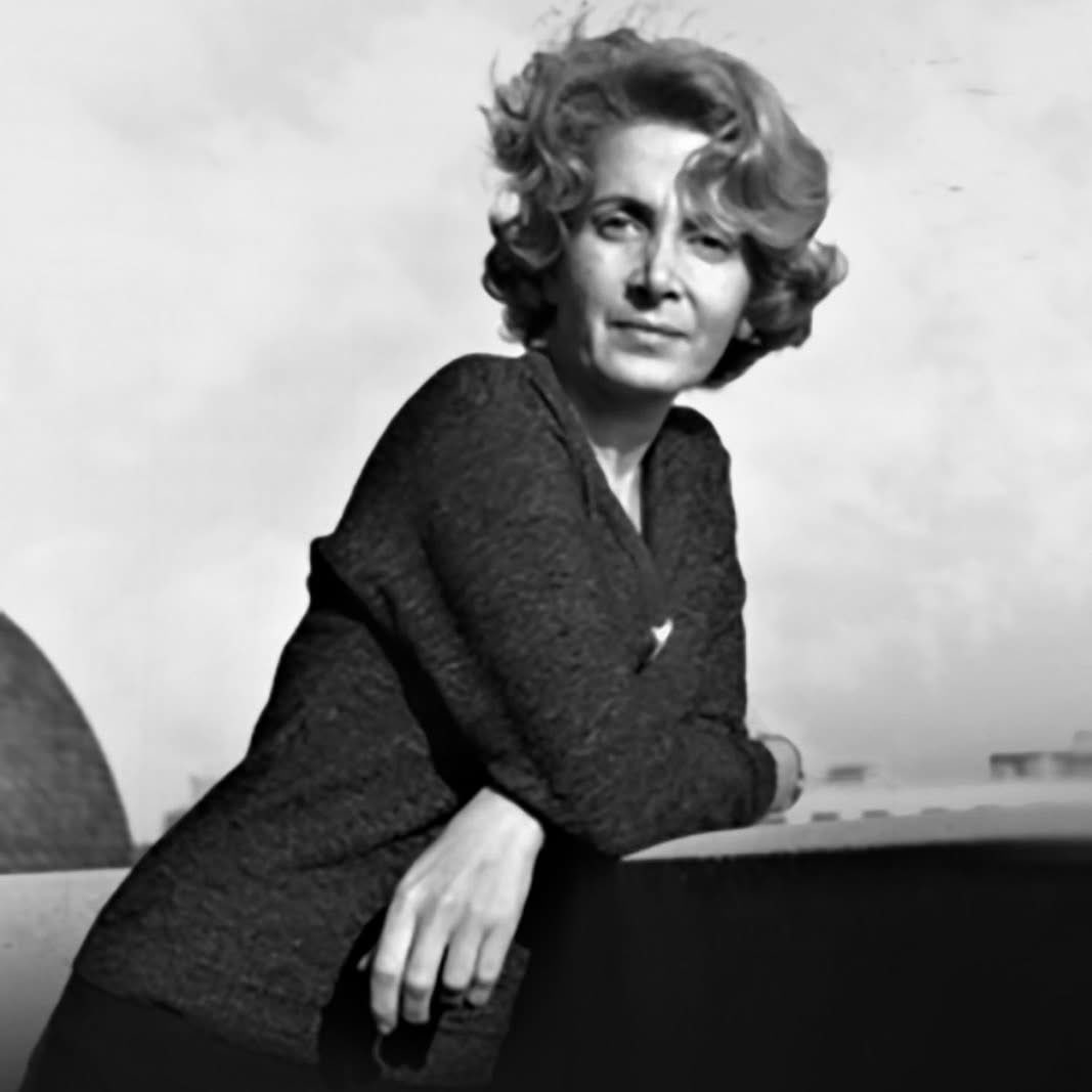 Magnifique poème d'Andrée Chedid intitulé "L’espérance" 🙌

"J’ai ancré l’espérance
Aux racines de la vie

Face aux ténèbres
J’ai dressé des clartés
Planté des flambeaux
A la lisière des nuits

Des clartés qui persistent
Des flambeaux qui se glissent
Entre ombres et barbaries