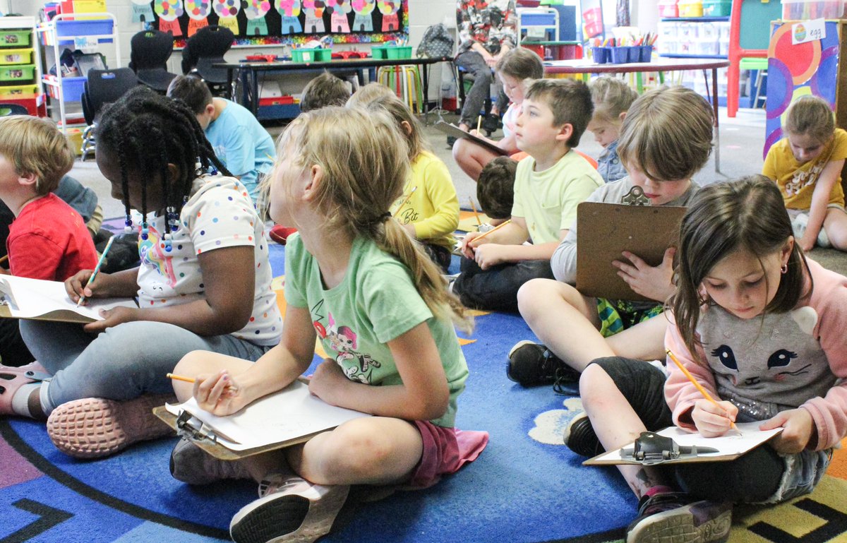 LibertyEdFdn's tweet image. Our final Zoom with author & @LIBERTYSCHOOLS
alum Tim McCanna ('90)! 📚 Manor Hill even had a surprise visit from his mom, Sue Ann Wright!
We gifted brand-new books to 700 kindergarteners—help us keep it going! Donate just $5/month: bit.ly/4jCtnV9 #ShineBrightLPS