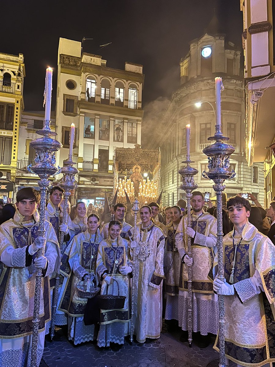Los acólitos de la Señora. Todo un Jueves Santo por y para Ella. 

#LaExaltación25
#SSantaSevilla25