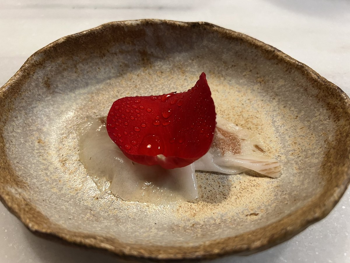 Si es Martes Santo.. esto es Baga’, fiel a la cita de una Gastronomía sorprendente.Parece sencilla, pero con un gran trabajo y tecnica detras.Maridaje de productos para mi impensables,como el Pimiento verde con Ostra, Pera con Anguila o el Tocino con Rosas.Grande <a href="/sanchez_jaen/">Pedrito</a>