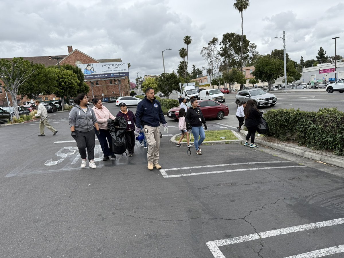 LAPDOutreach's tweet image. #LAPD @LAPDOutreach and @LAPDOlympic taking part in a Community clean up with parents and youth from Bresee Center. Actions like this reminds us all, that we must work together to maintain our beautiful city.   

Teamwork and community collaboration!