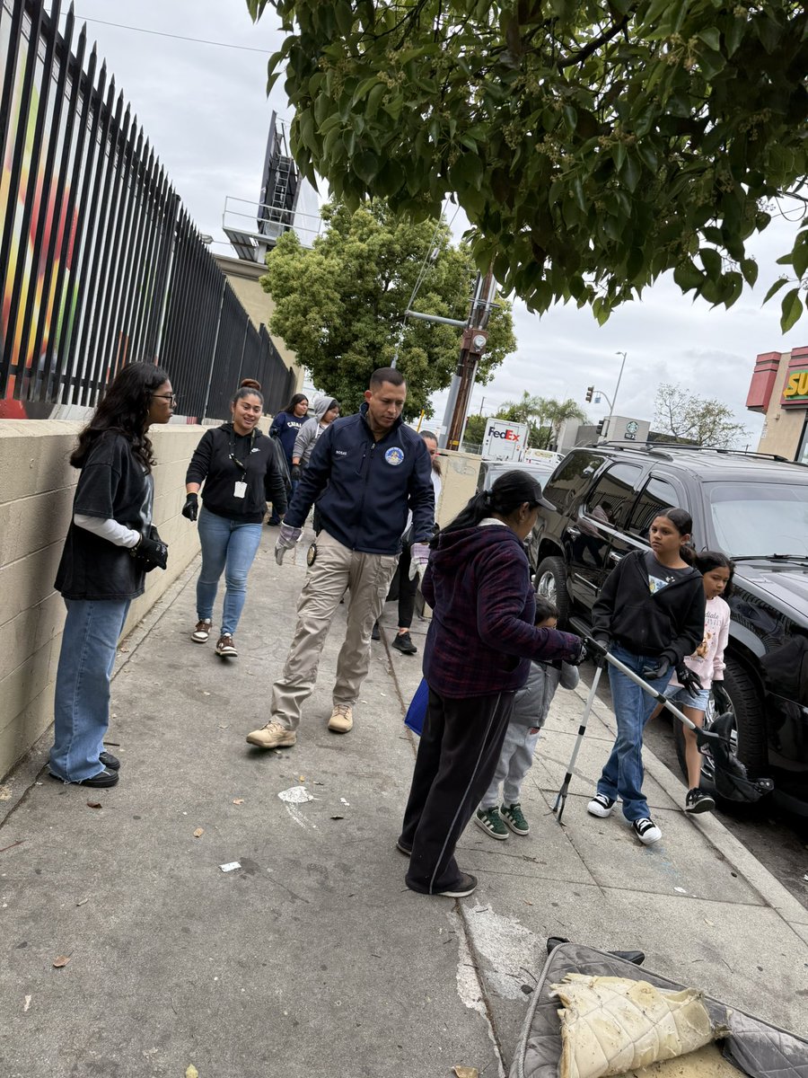 LAPDOutreach's tweet image. #LAPD @LAPDOutreach and @LAPDOlympic taking part in a Community clean up with parents and youth from Bresee Center. Actions like this reminds us all, that we must work together to maintain our beautiful city.   

Teamwork and community collaboration!