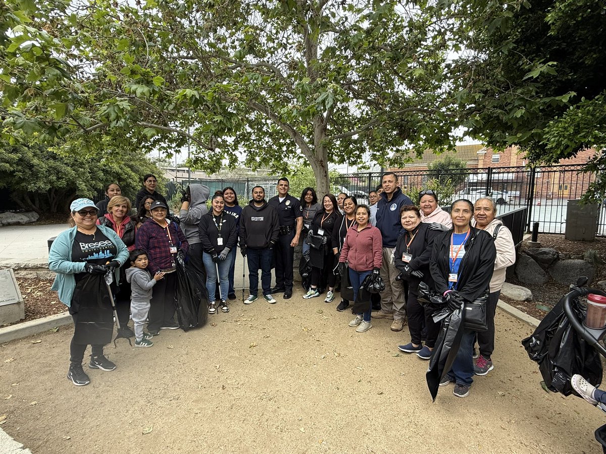 LAPDOutreach's tweet image. #LAPD @LAPDOutreach and @LAPDOlympic taking part in a Community clean up with parents and youth from Bresee Center. Actions like this reminds us all, that we must work together to maintain our beautiful city.   

Teamwork and community collaboration!