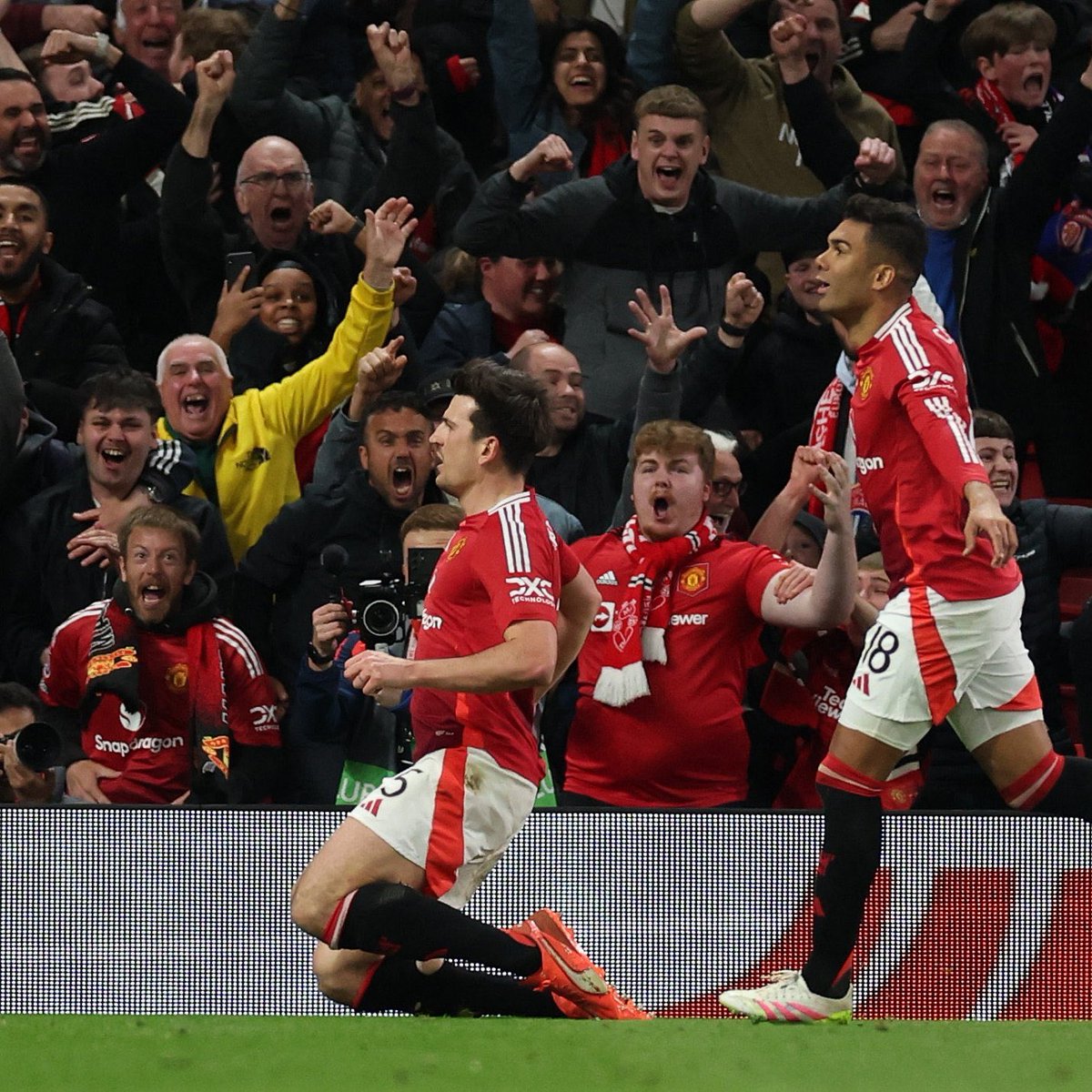 Tak ada cara mudah untuk menang di kamus Manchester United musim ini.

Kalau ada rute yang sulit, itu yang ditempuh. Laga vs Lyon adalah bukti sahih. Unggul 2-0 terus jadi 5-4 itu bikin capek.

Tapi kuncinya: BELIEVE.