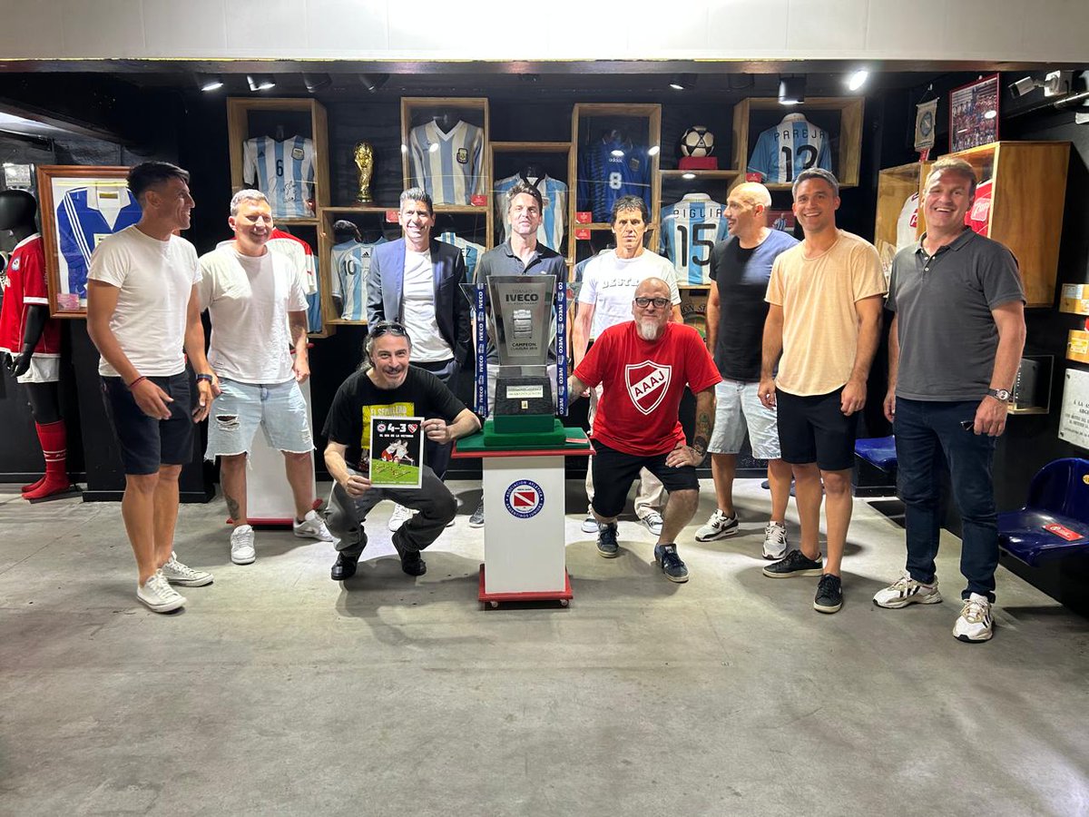 #AAAJ
Hoy tuvimos jornada de edición
Vimos un primer bosquejo del documental y a los 3 segundos me rodó una lágrima
Imagínense lo que se viene
Agenden el viernes 9 de mayo
En breve más info <a href="/AAAJcampeon2010/">AAAJ2010</a> haciendo historia con libro y documental
4-3 El Día de la Victoria