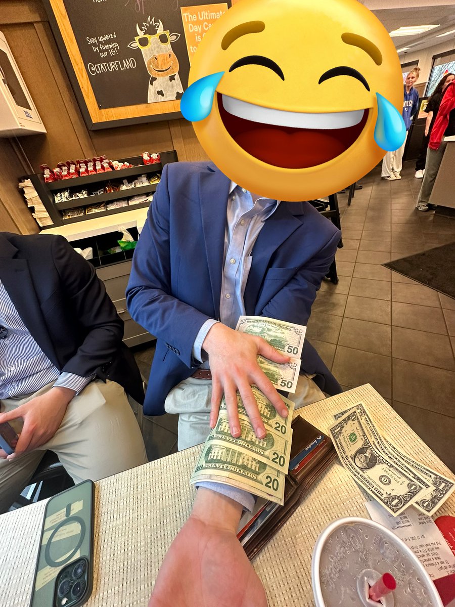 LLShmurda's tweet photo. Kenneland treated this old dog well. Bartenders still not getting a tip! #Expand https://t.co/fIf1oVEaCA