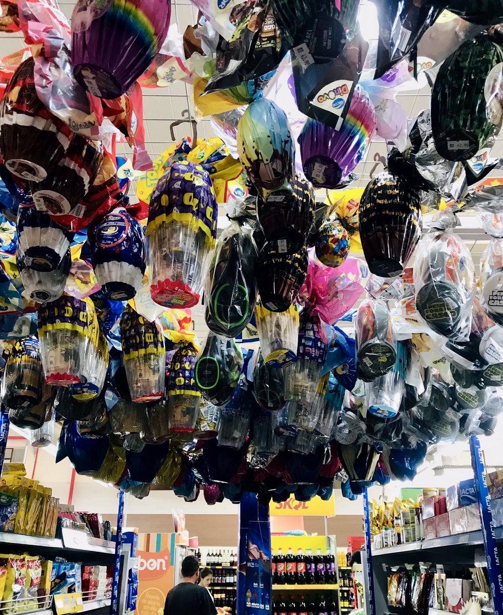 ep3186's tweet image. もみじ君が寝てる間に

イースターに配るチョコを買いにきました🇧🇷ブラジルのパスコア（復活祭）の楽しみの１つといえば大きな卵型のチョコレートを贈り合うこと🥚卵型のチョコレートの中にはお菓子が入っていたりおもちゃが入っていたりします