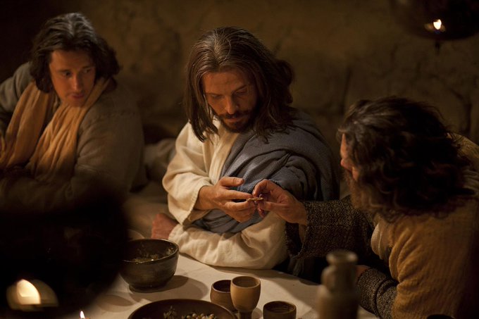 Jovens_catolics's tweet photo. 19h - Jesus lava os pés de seus discípulos e anuncia a traição de Judas e a negação de Pedro ( Jo 13,21-30; Lc 22,31-34 ) https://t.co/85FVQUl9Vs