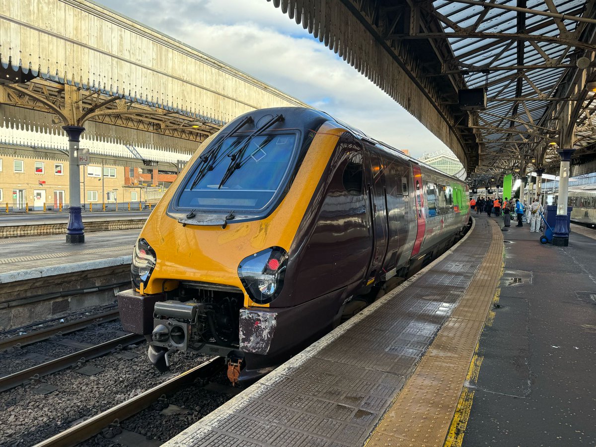 AzumaElectra's tweet photo. After 13 hours 50 minutes, @CrossCountryUK Voyager 221129 has ventured across Scotland and England from Aberdeen all the way to Penzance. 

This was one heck of an amazing journey with some stunning scenery over 774 miles! https://t.co/5j8gumGGQ9
