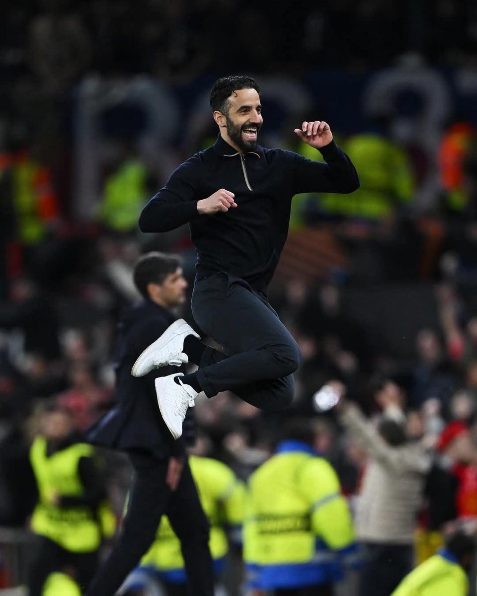 𝘼 𝘾𝙊𝙈𝙀𝘽𝘼𝘾𝙆 𝙁𝙊𝙍 𝙏𝙃𝙀 𝘼𝙂𝙀𝙎 😍

Maguire heads home the winner after Mainoo made it 4-4 in the 120th minute! 🤯

Ruben Amorim has never jumped higher 😆