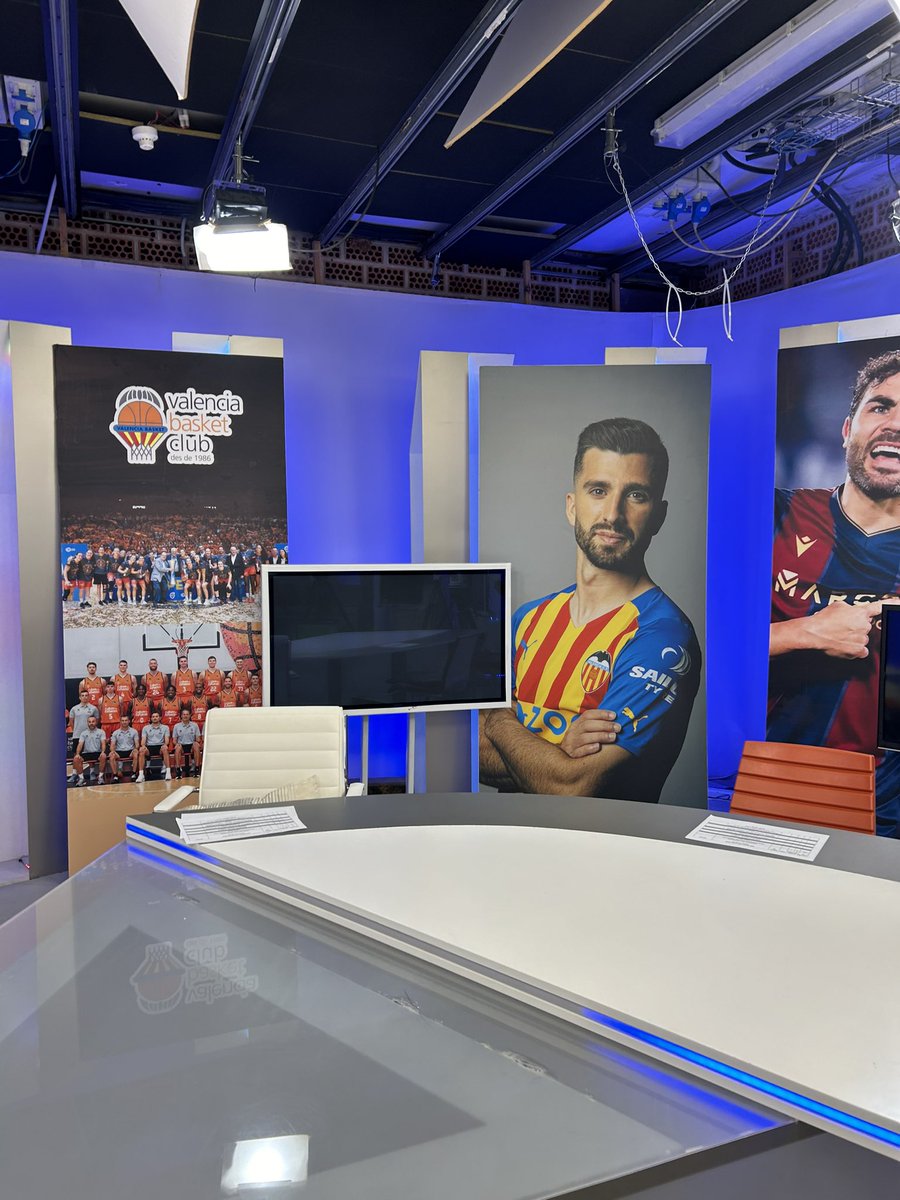 Alvaromerry1's tweet photo. 📺⚽️ Hoy he tenido la oportunidad de mostrar mi visión y opinión sobre la actualidad del @valenciacf, @LevanteUD y @VillarrealCF en el programa deportivo de @7TeleValencia. 

 Agradezco la oportunidad a @julioinsadji, @nuricifu17 y @mmch37. Ha sido un auténtico placer. https://t.co/2toBzR7Q9e