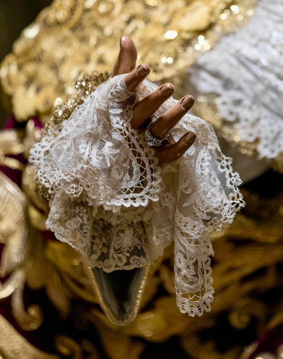 Por los que son y los que siempre serán. Por los que están y siempre estarán. Cuídalos. Protégelos. Se puede querer a ciegas. Y reina, que Sevilla necesita de tu Esperanza <a href="/EspDeTriana/">Esperanza de Triana</a>