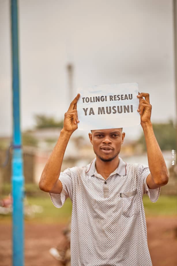 ADjaloola's tweet photo. Les jeunes de Mbandaka ont organisé une marche enfin de dénoncer la mauvaise connexion et consommation de nos trois réseaux :
@Orange__RDC 
@Vodacomcongo 
@airtelrdc 
Cette fois-ci, on va fermer vos bureaux et ça sera scandale à mbandaka, prennez en considération notre requête! https://t.co/0CJwXey7IM