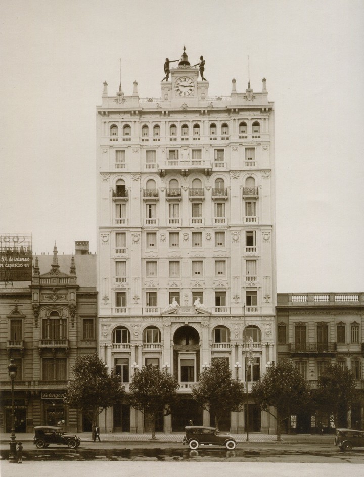 Lecuirassier's tweet photo. Palacio Biol, del Arquitecto arquitecto Atilio Locati. Del año 1927 y reinaugurado en 2014 https://t.co/jK8iqNHgV4