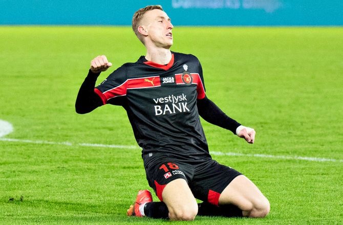 Ægte hattrick. To med venstre, en med armen. #sldk