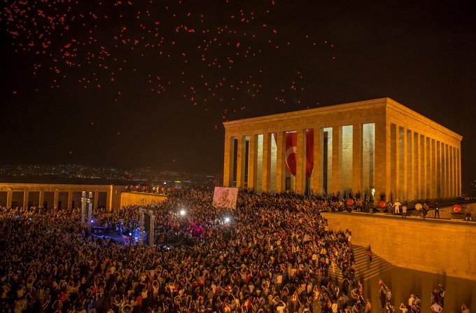 "Taş kırılır, tunç erir ama Türklük ebedidir."  💬

Mustafa Kemal Atatürk