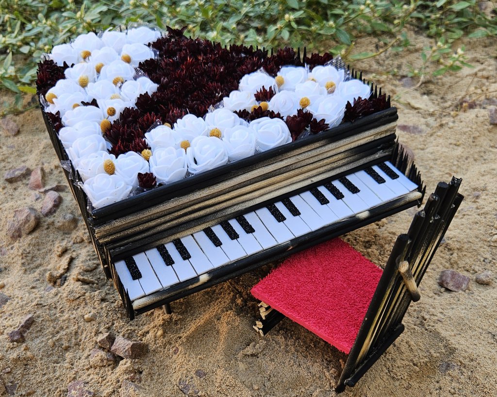 gagaloopy's tweet photo. Um momento marcante nos shows da GAGA é quando ela senta no piano, E EU AMO! Ela discursa e prova que é vocalista e instrumentista AO VIVO. A cada turnê, vemos um piano diferente. Eu fiz a minha versão, o GARDEN OF MAYHEM 🌹, p/ essa nova era 🥹

#SantanderComAMother #SMUSIC https://t.co/D7SLhAMO1x