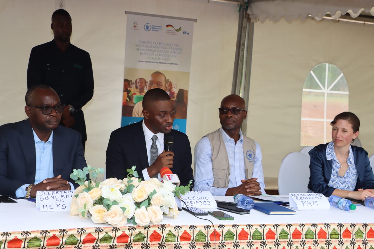 Grand moment ce matin à l'Ecole Primaire Publique de Houloun, Kara 🇹🇬. Lancement de l'extension du programme d'alimentation scolaire #HGSF présidé par le ministre délégué du <a href="/Devbase_Tg/">DBESS</a> représentant le president de la @RepubliqueTogolaise