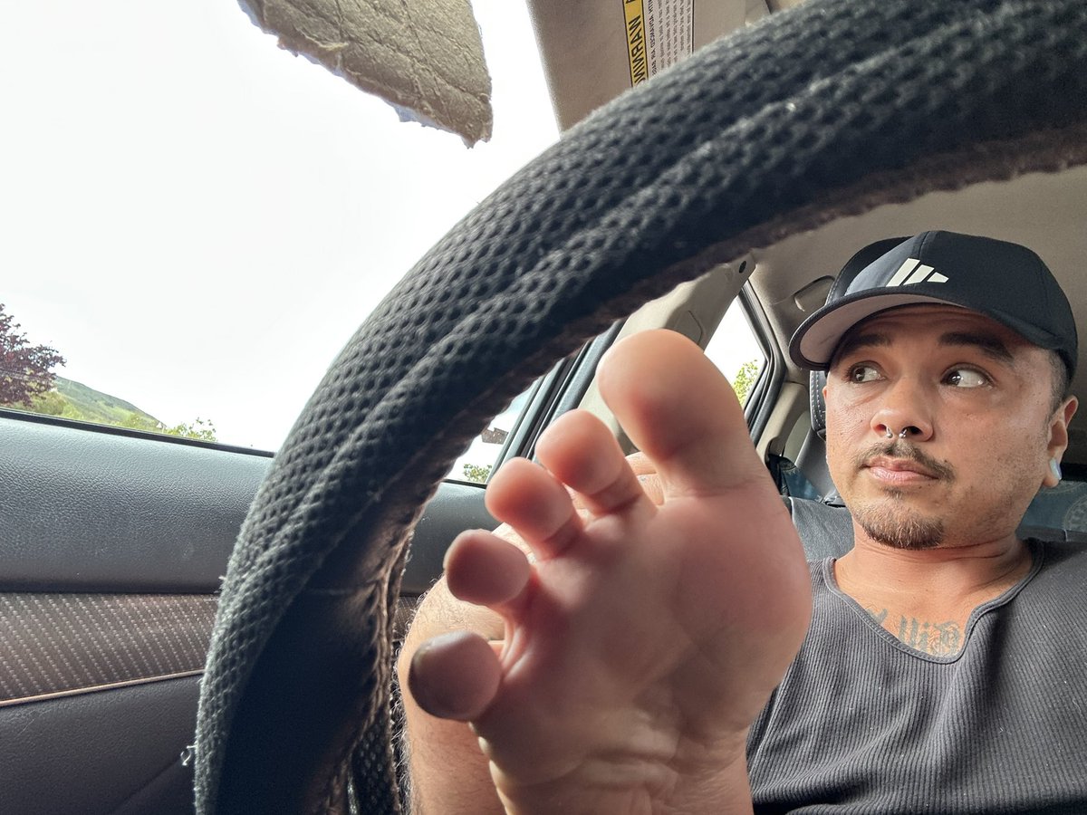 BluBoyLord's tweet photo. I either need a foot rub or a toe suck. Not sure. #ftm #groovybaby #beansprout https://t.co/giLYH9iFSI