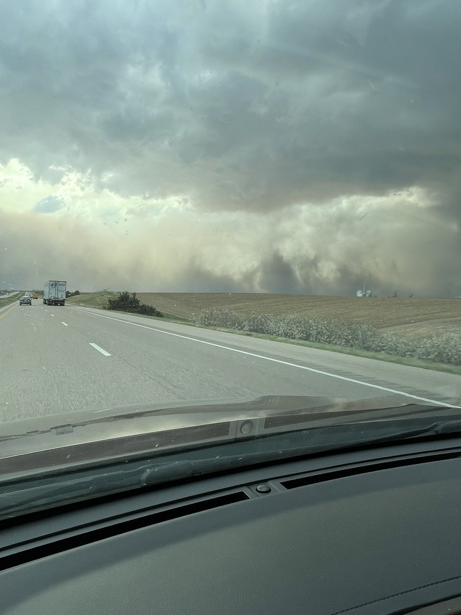 JodiHoatson's tweet photo. Not really liking the look of these clouds west of Lincoln. #tornadowatch https://t.co/ZUTgdrfH2w