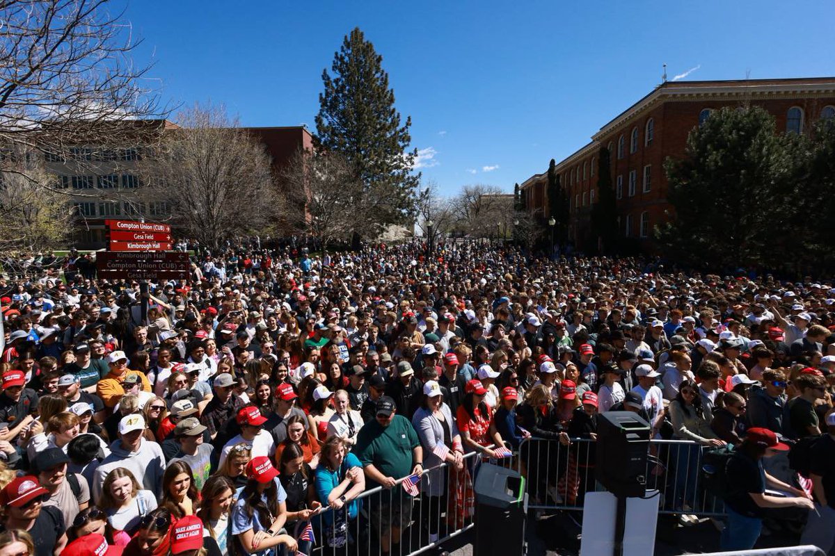 charliekirk11's tweet photo. MASSIVE CROWD AT WASHINGTON STATE UNIVERSITY 🔥🔥🔥

This blue state is FILLED with young patriots 🇺🇸 https://t.co/ustrmHqIxT