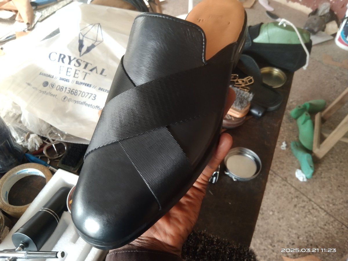 thatwayfarer's tweet image. "Quality Shoe Checklist":
**The Wayfarer's Guide to Exceptional Footwear**
1. **Stitching**: Even, tight, and consistent.
2. **Leather**: Supple, smooth, and richly textured.
3. **Heel/Base**: Solid, sturdy, and evenly weighted.
4. **Comfort**: Soft insoles, roomy toe boxes.