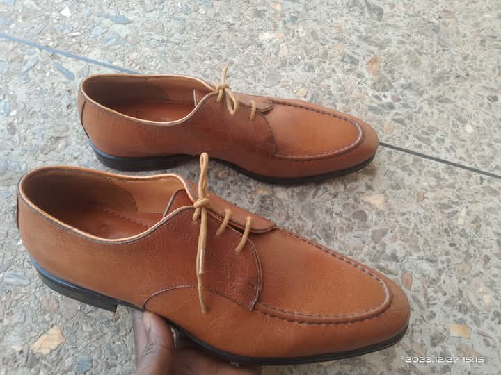 thatwayfarer's tweet image. "Quality Shoe Checklist":
**The Wayfarer's Guide to Exceptional Footwear**
1. **Stitching**: Even, tight, and consistent.
2. **Leather**: Supple, smooth, and richly textured.
3. **Heel/Base**: Solid, sturdy, and evenly weighted.
4. **Comfort**: Soft insoles, roomy toe boxes.