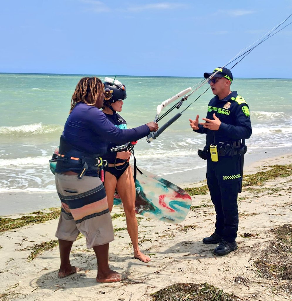 GuajiraPolicia's tweet photo. En #Mayapo, con #ProtecciónTurismo acompañamos a turistas durante Semana Santa con recomendaciones sobre el cuidado de menores, horarios de playa, prevención de hurtos y usar agencias autorizadas y ante emergencias, marca 123. #SemanaSanta #UnidosPorLaSeguridad https://t.co/sv6dtr9pRD