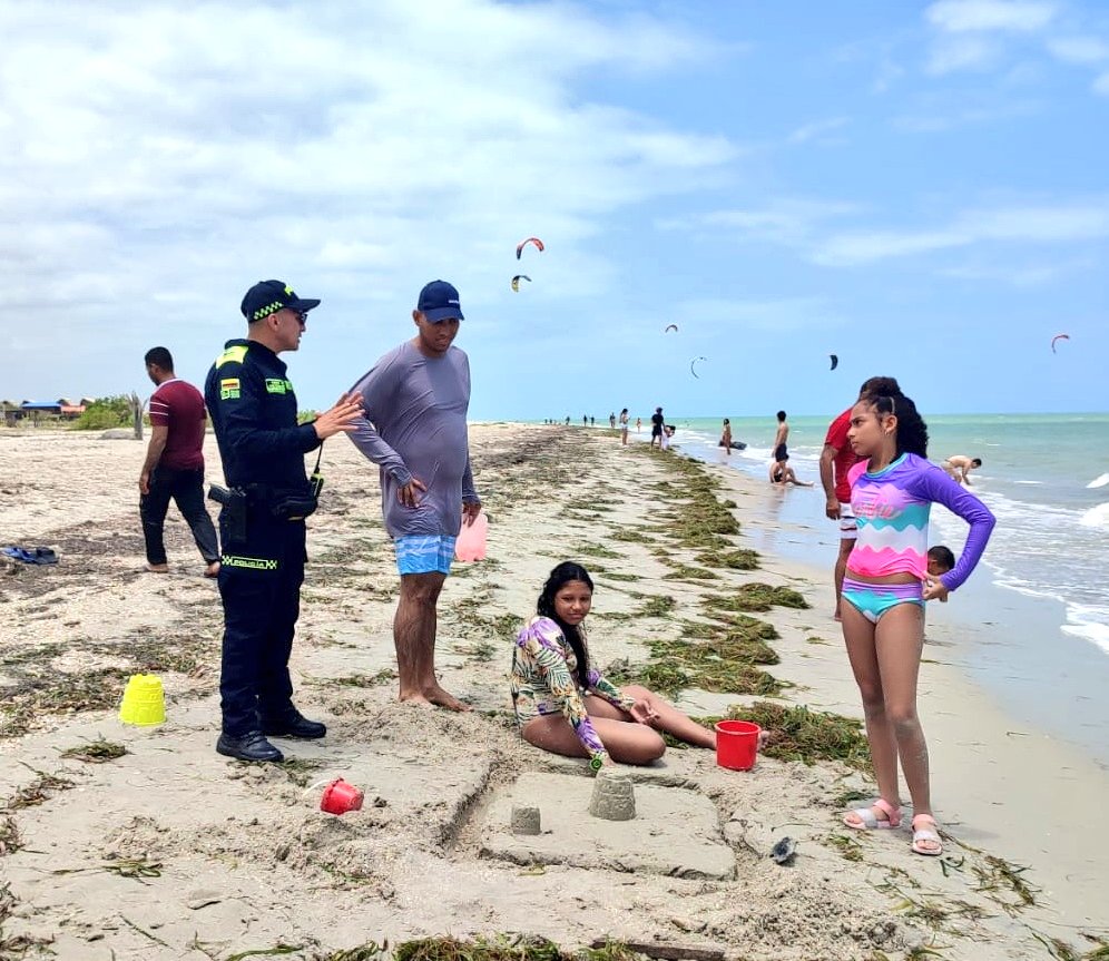 GuajiraPolicia's tweet photo. En #Mayapo, con #ProtecciónTurismo acompañamos a turistas durante Semana Santa con recomendaciones sobre el cuidado de menores, horarios de playa, prevención de hurtos y usar agencias autorizadas y ante emergencias, marca 123. #SemanaSanta #UnidosPorLaSeguridad https://t.co/sv6dtr9pRD