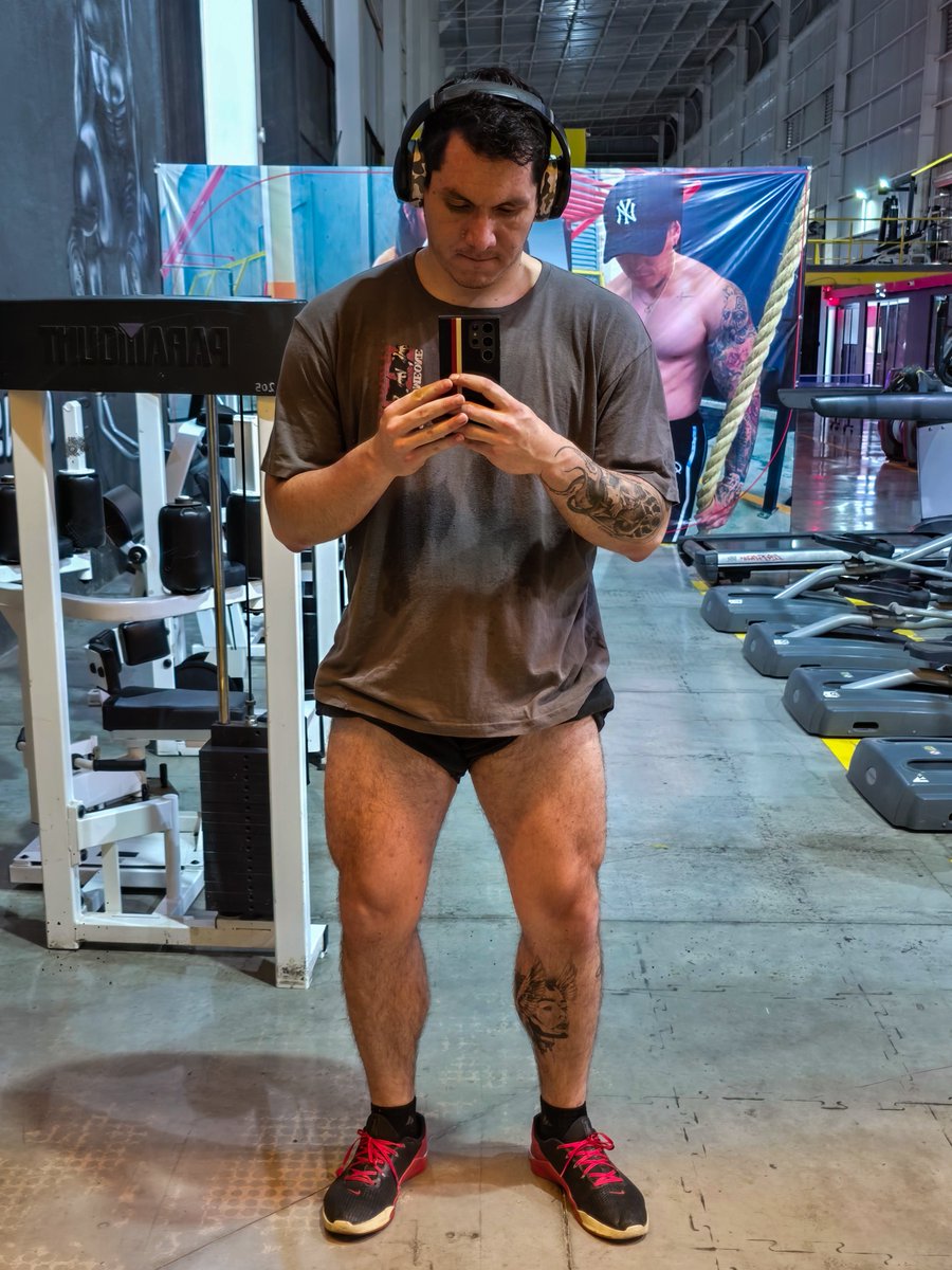 YairTYS's tweet photo. Patas de 🐥🍗

#leg #gymrat #gym #fit https://t.co/97tA4QPlBV