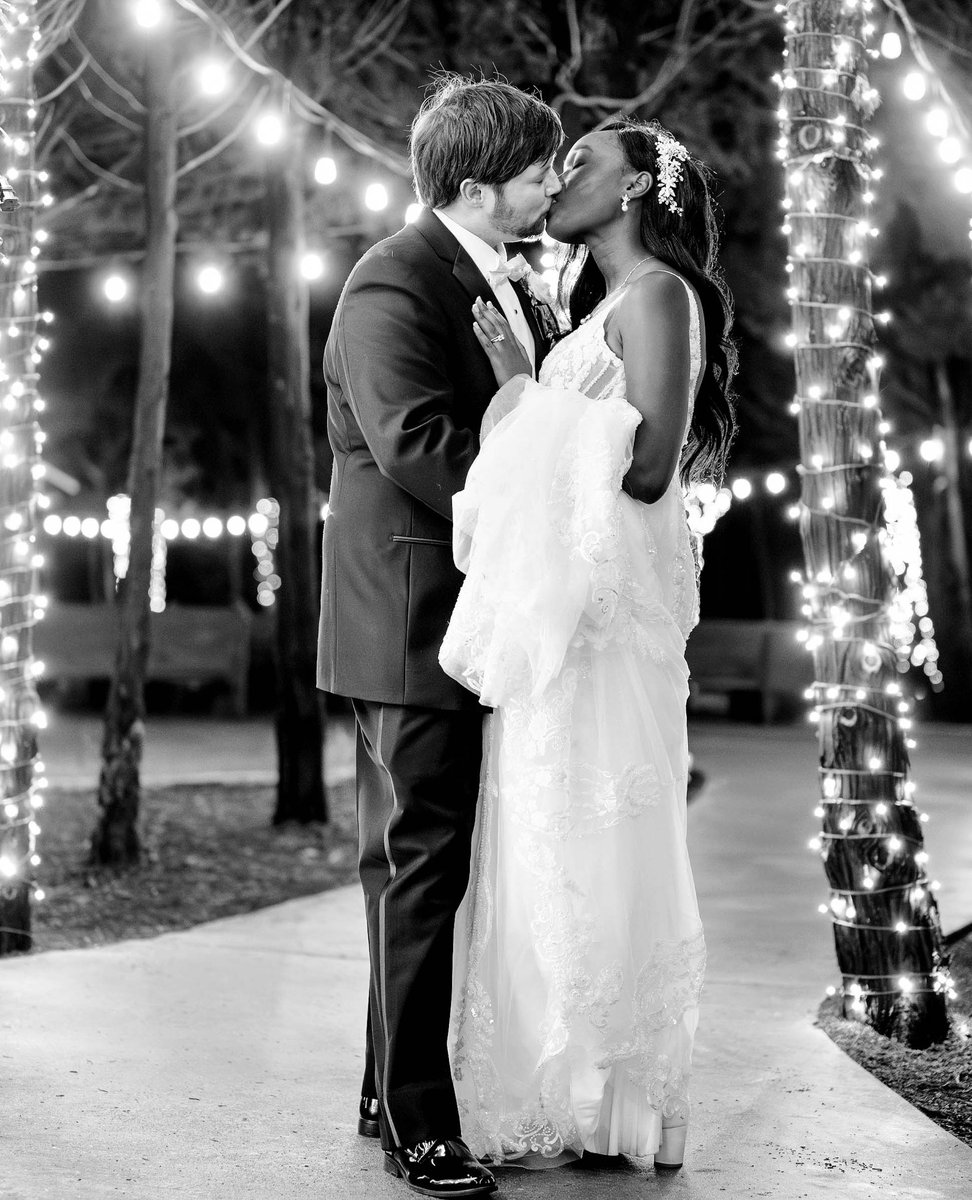Wendy &amp; Scott's stunning Dallas- Fort Worth wedding was straight out of a fairytale—think dreamy outdoor vows under fairy lights, champagne hues, and a five-tier wedding cake almost too gorgeous to eat! 🌸💖 Tap the link below for the full story!

georgestreetphoto.com/blog/p/wendy-a…