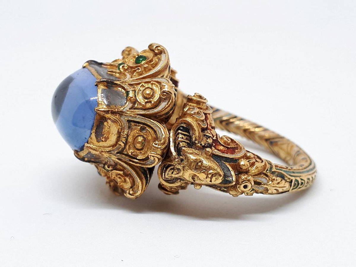 NotreMondial's tweet photo. Gold ring with sapphire 

Unknown author, supposedly Italy, 1500-1600. 

Ring in folded enamel with pale cabochon sapphire. Featuring female masks, flanked by scrolls. 

Donated by Baron Adolphe de Rothschild. 

Currently in Louvre, room 531. https://t.co/9Fujbomm0C