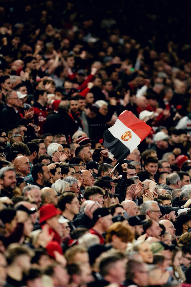 أراك على كل شيءٍ
كأنك في الأرضِ كُل البشر..

كأنك درب بغير إنتهاءٍ
وأني خُلقت لهذا السفر..❤️